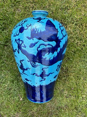 Lot 226 - A LARGE CHINESE TURQUOISE-GROUND 'DRAGON' VASE, MEIPING
