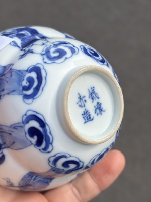 Lot 186 - A CHINESE BLUE AND WHITE PORCELAIN VASE AND A CHINESE BLUE AND WHITE COVERED BOWL