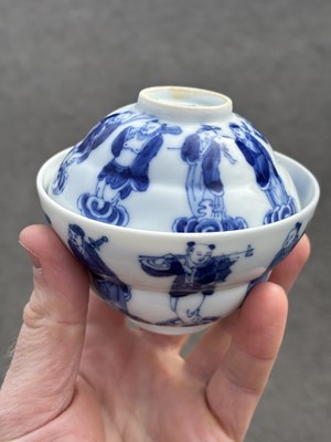 Lot 186 - A CHINESE BLUE AND WHITE PORCELAIN VASE AND A CHINESE BLUE AND WHITE COVERED BOWL