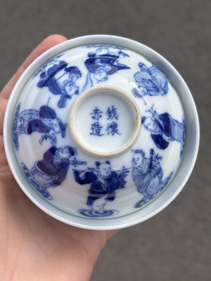 Lot 186 - A CHINESE BLUE AND WHITE PORCELAIN VASE AND A CHINESE BLUE AND WHITE COVERED BOWL