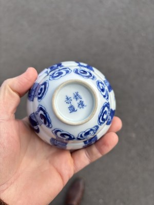 Lot 186 - A CHINESE BLUE AND WHITE PORCELAIN VASE AND A CHINESE BLUE AND WHITE COVERED BOWL