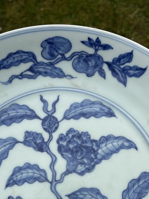 Lot 225 - A CHINESE BLUE AND WHITE PORCELAIN DISH