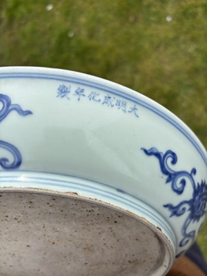 Lot 225 - A CHINESE BLUE AND WHITE PORCELAIN DISH