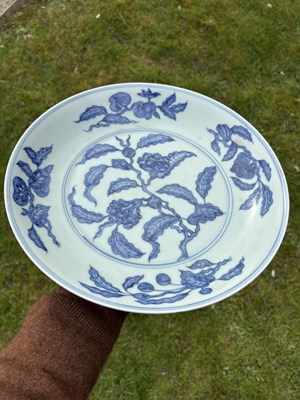 Lot 225 - A CHINESE BLUE AND WHITE PORCELAIN DISH