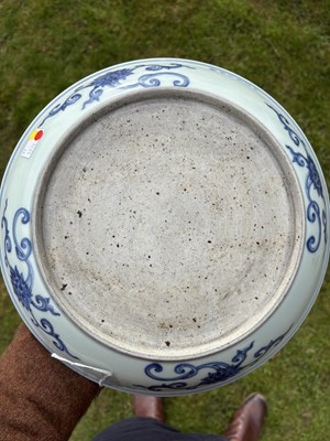 Lot 225 - A CHINESE BLUE AND WHITE PORCELAIN DISH