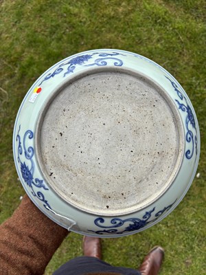 Lot 225 - A CHINESE BLUE AND WHITE PORCELAIN DISH