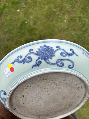 Lot 225 - A CHINESE BLUE AND WHITE PORCELAIN DISH