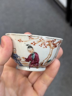 Lot 214 - AN 18TH CENTURY CHINESE PORCELAIN TEAPOT