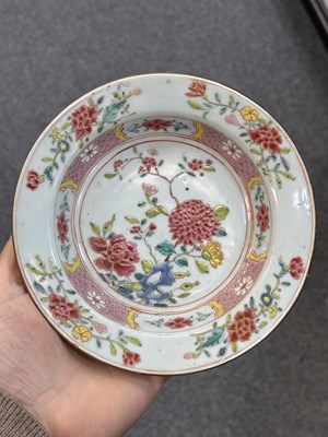 Lot 214 - AN 18TH CENTURY CHINESE PORCELAIN TEAPOT