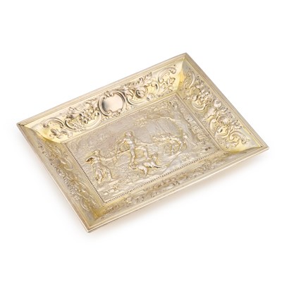 Lot AN EARLY GEORGE III SILVER-GILT DISH