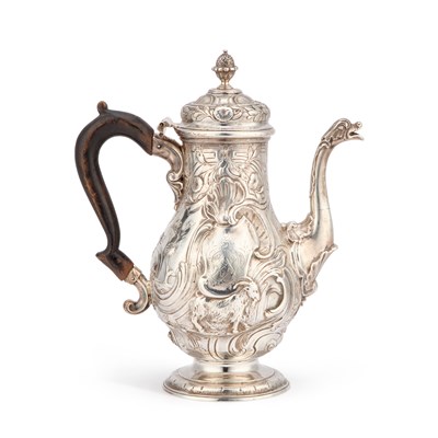 Lot AN ENGLISH ROCOCO SILVER COFFEE POT