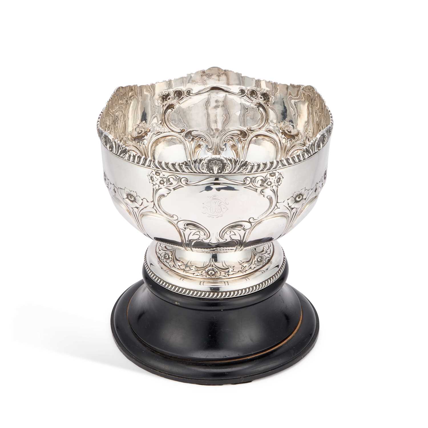 Lot 615 - A LARGE EDWARDIAN SILVER PUNCH BOWL