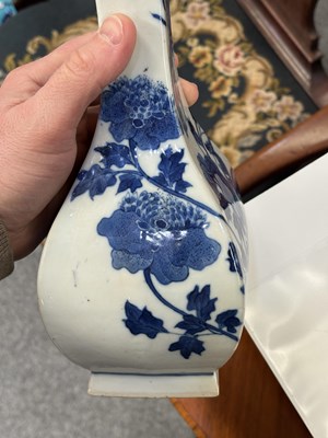 Lot 228 - A CHINESE BLUE AND WHITE 'PHOENIX' VASE