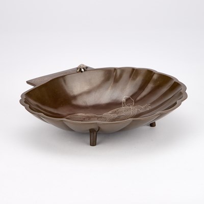Lot 238 - A FINE JAPANESE SILVER-INLAID BRONZE SCALLOP-SHAPED DISH