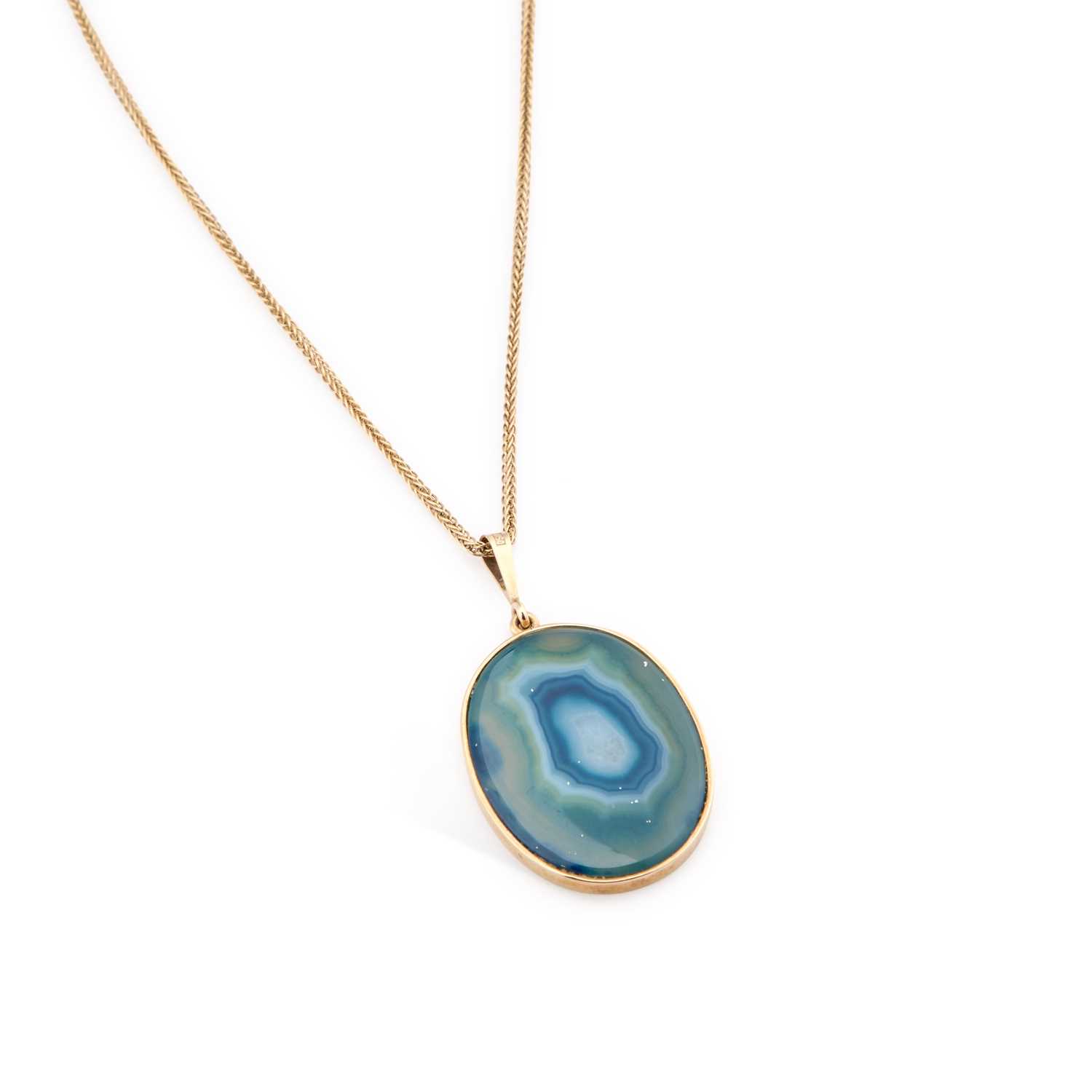 Lot 896 - DAVID SCOTT-WALKER, A 9 CARAT GOLD DYED-BLUE AGATE PENDANT NECKLACE
