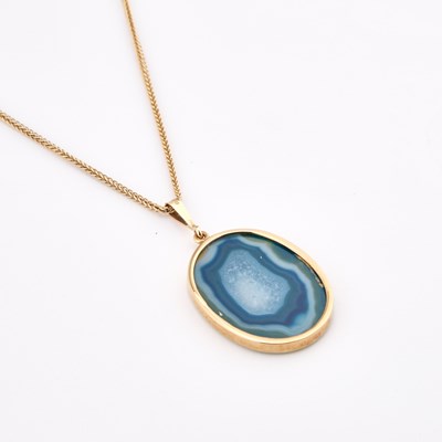 Lot 896 - DAVID SCOTT-WALKER, A 9 CARAT GOLD DYED-BLUE AGATE PENDANT NECKLACE