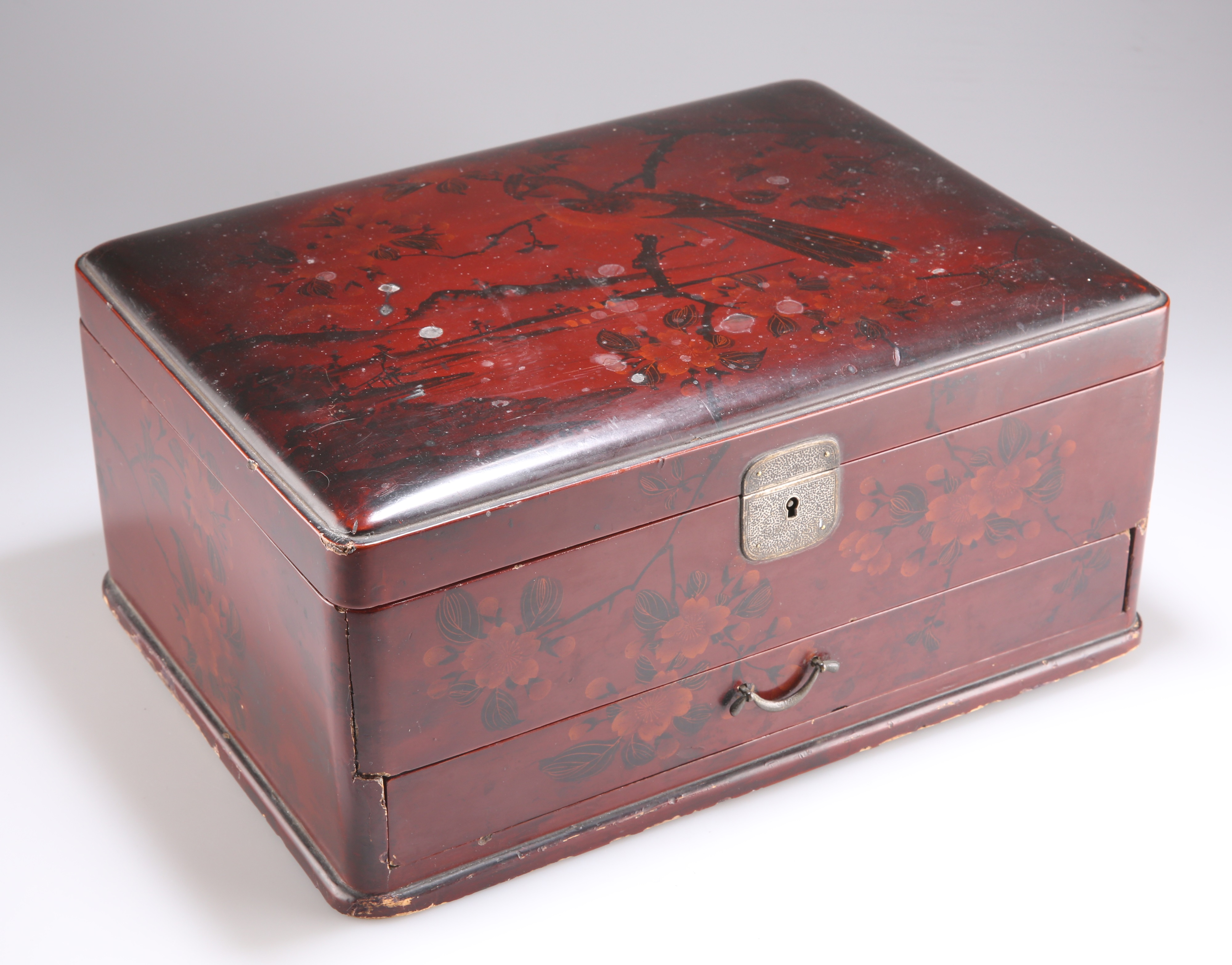 Lot 672 - A JAPANESE RED LACQUER JEWELLERY BOX