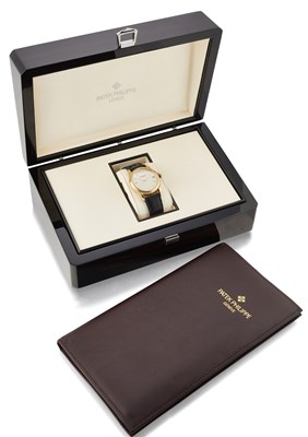 Lot 1526 - A GENT'S 18 CARAT GOLD PATEK PHILIPPE CALATRAVA STRAP WATCH