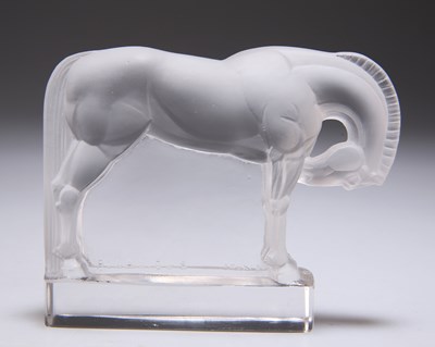 Lot 7 - RENÉ LALIQUE (FRENCH, 1860-1945), A CHEVAL PAPERWEIGHT