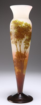 Lot 8 - ÉMILE GALLÉ (FRENCH, 1846-1904), A CAMEO GLASS VASE