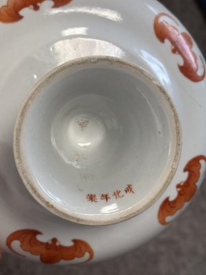 Lot 56 - A CHINESE FAMILLE ROSE PORCELAIN STAND