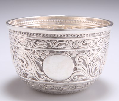 Lot 1304 - A VICTORIAN SILVER BOWL