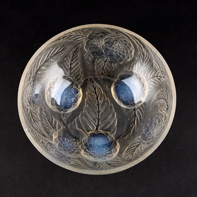 Lot 12 - RENÉ LALIQUE (FRENCH, 1860-1945), A 'DAHLIAS' BOWL, DESIGNED 1921