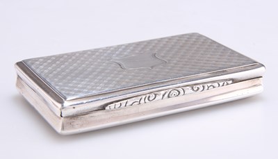 Lot 1324 - AN EARLY VICTORIAN ENGINE-TURNED SILVER SNUFF BOX