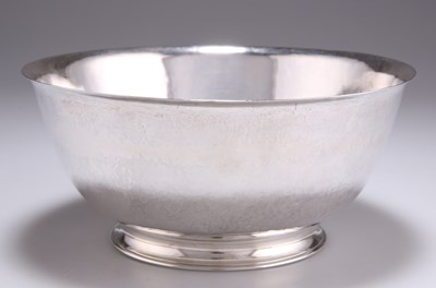 Lot 1021 - AN AMERICAN ARTS AND CRAFTS STERLING SILVER BOWL