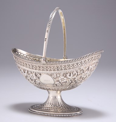 Lot 1321 - A VICTORIAN SILVER SUGAR BASKET