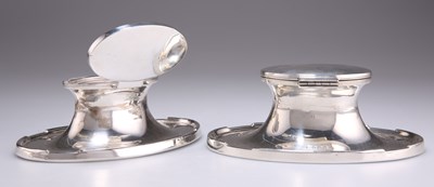 Lot 1394 - A NEAR PAIR OF GEORGE V SILVER OVAL CAPSTAN INKWELLS