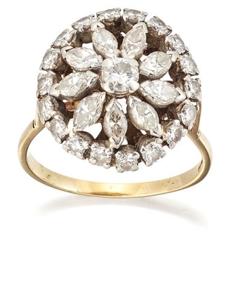 Lot 1534 - A DIAMOND CLUSTER RING