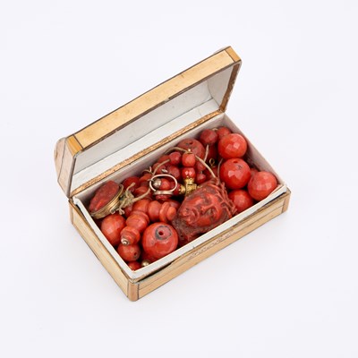 Lot 323 - A COLLECTION OF 19TH CENTURY CORAL BEADS, CAMEOS AND PENDANTS