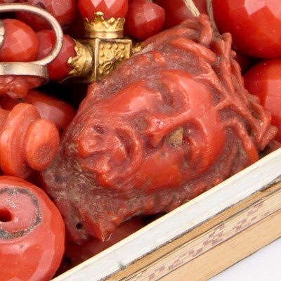 Lot 323 - A COLLECTION OF 19TH CENTURY CORAL BEADS, CAMEOS AND PENDANTS