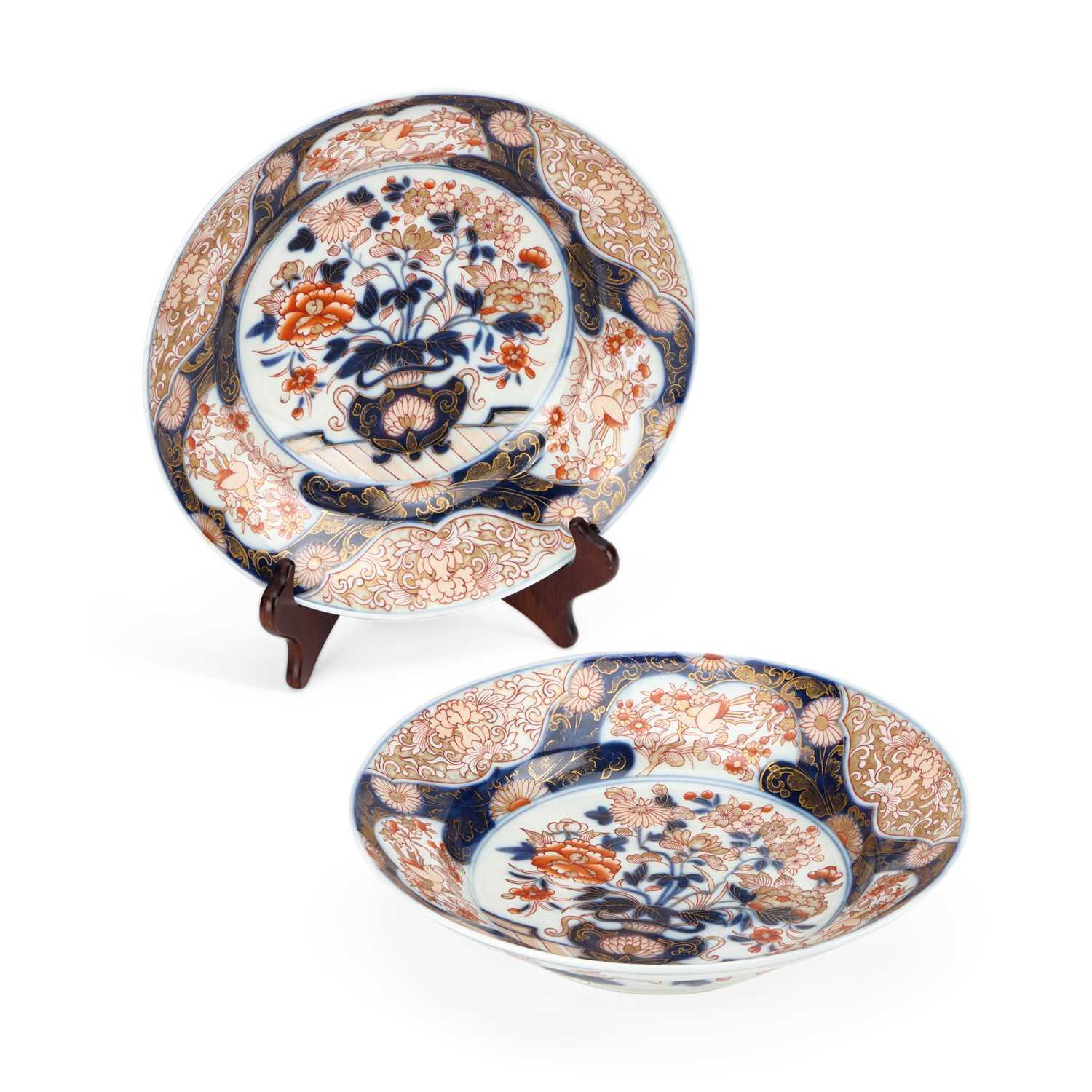 Lot 38 - A PAIR OF JAPANESE IMARI DISHES
