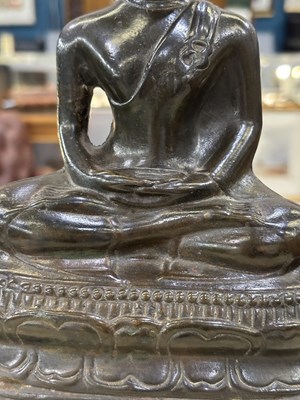 Lot 86 - A BRONZE BUDDHA