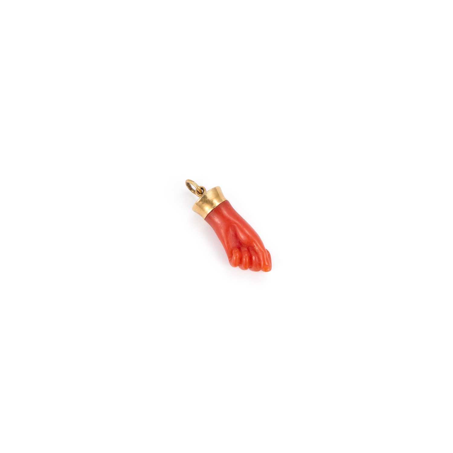 Lot 326 - A CARVED CORAL FIGA CHARM PENDANT
