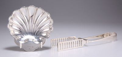 Lot 1445 - A PAIR OF SILVER ASPARAGUS TONGS AND A SILVER SHELL BUTTER DISH, EARLY 20TH CENTURY