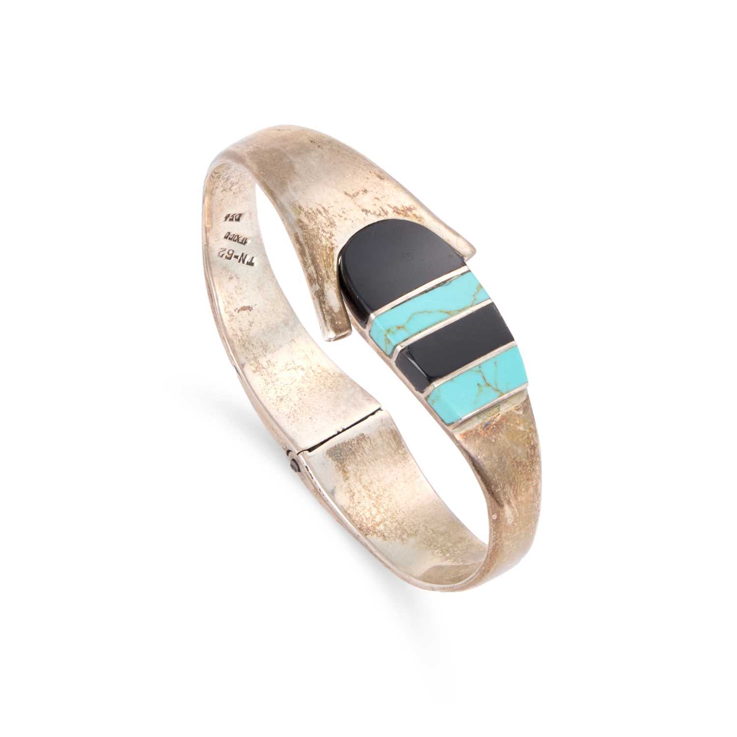 Lot 315 - A MEXICAN TAXCO TURQUOISE AND ONYX HINGED BANGLE