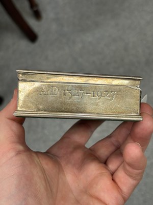 Lot 144 - A GEORGE V SILVER TABLE VESTA BOX