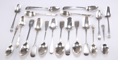 Lot 1221 - A MIXED LOT OF GEORGIAN AND LATER SILVER TEASPOONS