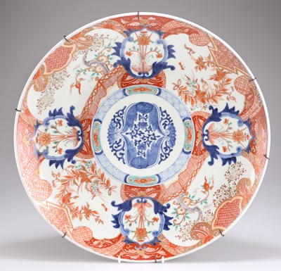 Lot 149 - A LARGE JAPANESE IMARI CHARGER