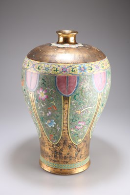 Lot 146 - A LARGE CHINESE FAMILLE ROSE VASE, MEIPING