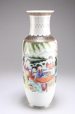 Lot 152 - A CHINESE REPUBLICAN PERIOD FAMILLE ROSE VASE