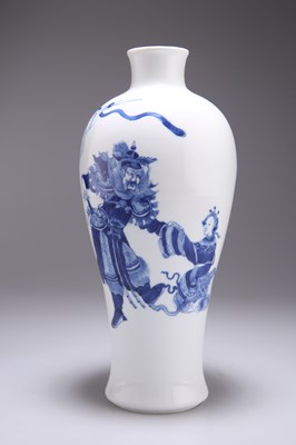 Lot 159 - A CHINESE BLUE AND WHITE VASE, MEIPING