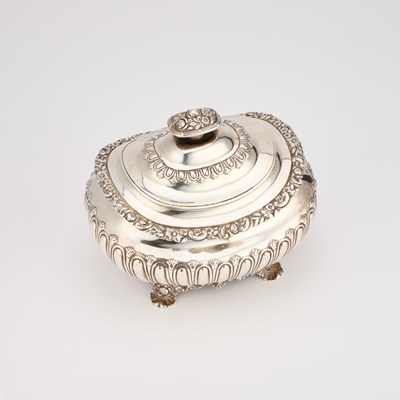 Lot 258 - A LARGE GEORGE IV SILVER TEA CADDY