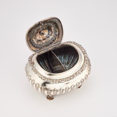 Lot 258 - A LARGE GEORGE IV SILVER TEA CADDY