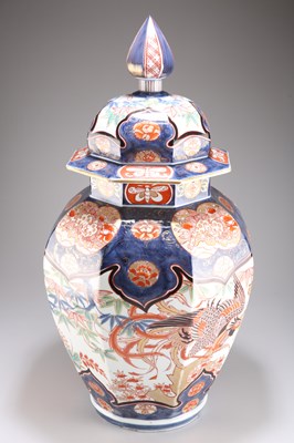 Lot 144 - A LARGE JAPANESE IMARI VASE AND COVER