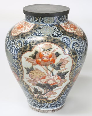 Lot 150 - A LARGE JAPANESE IMARI VASE