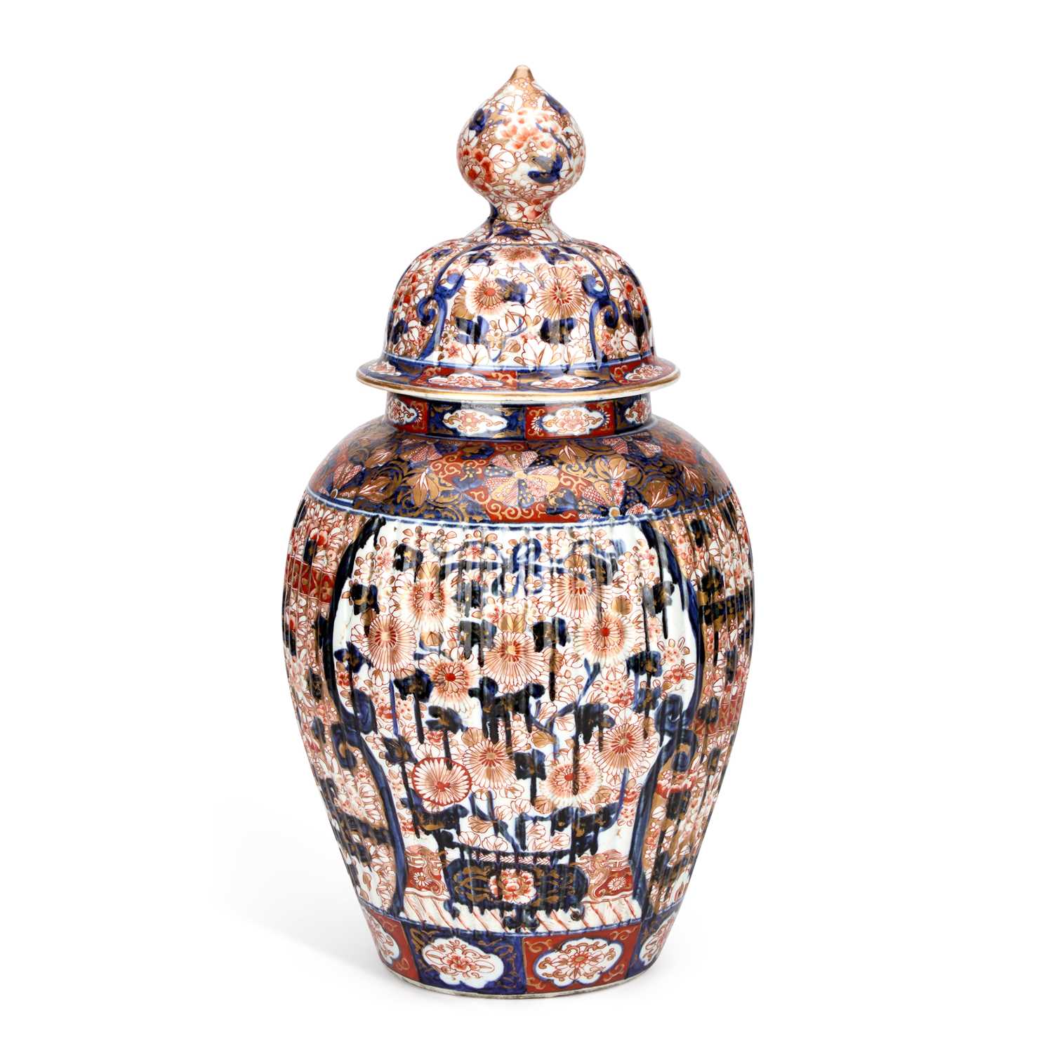 Lot 90 - A LARGE JAPANESE IMARI VASE AND COVER